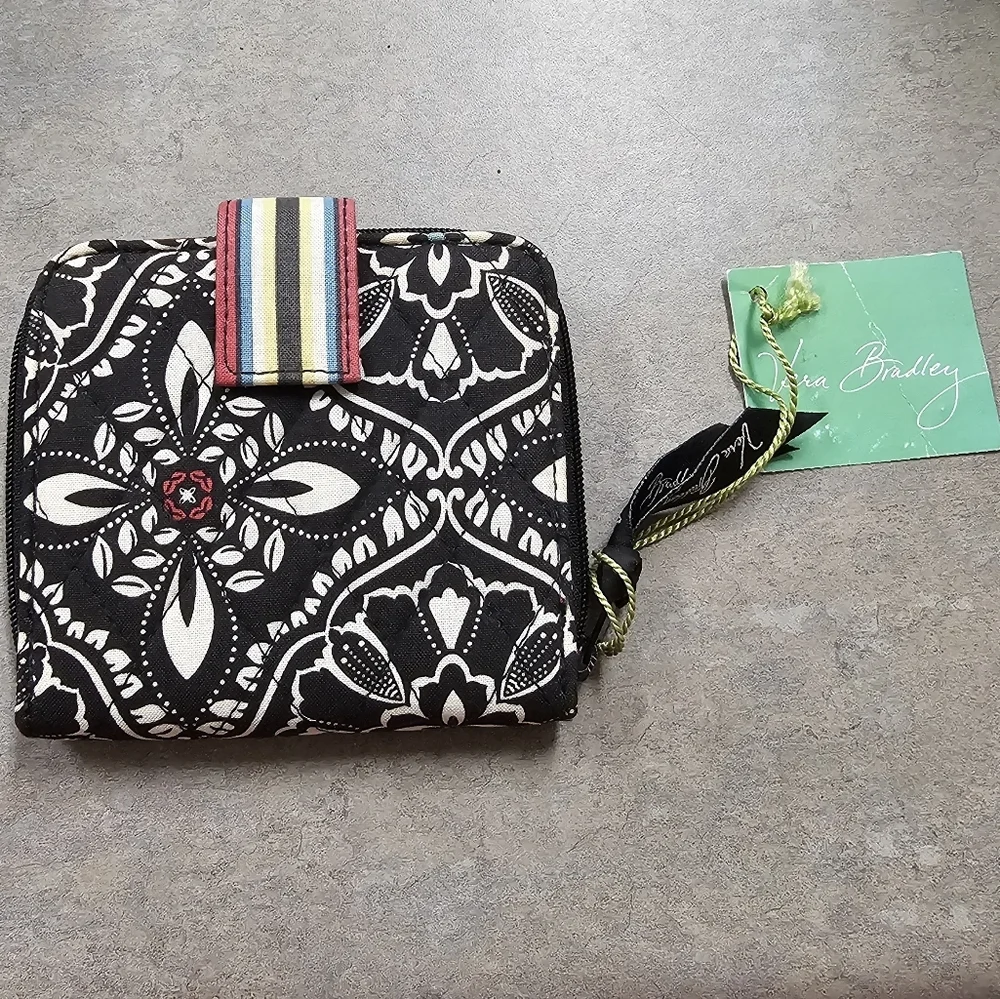 Vera Bradley Womens Zip Around Wallet Black White Floral Quilted Folding 4 x 4.5